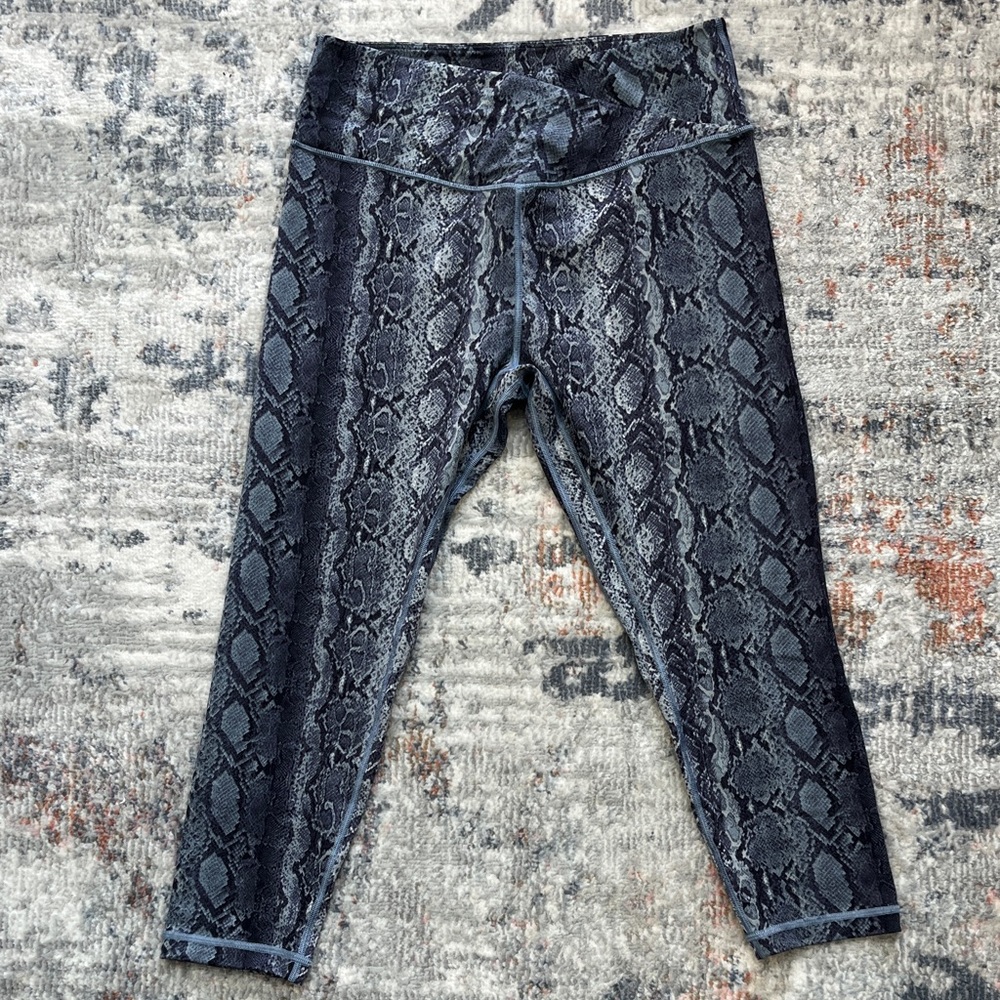 Victoria’s Secret Live on Point High Rise Capri Workout Leggings